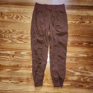 Lululemon Dance Studio Mid-Rise Jogger in Roasted Brown. Size 6. #W5ENMS